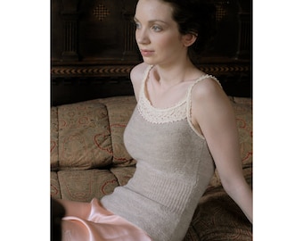 Patrón de tejido para camisola con borde de encaje, una camisola de lana sencilla con un borde de encaje de algodón.