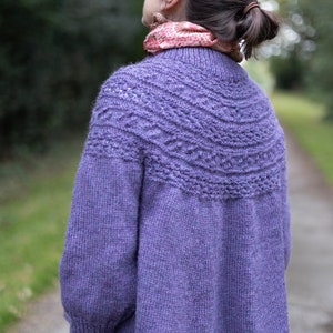 Wzór na sweter Lowri Jumper, rozkloszowany sweter damski robiony od góry, bezszwowy, z tkaniny Aran, z teksturowanym karczkiem i ściągaczem, z wysokim kołnierzem