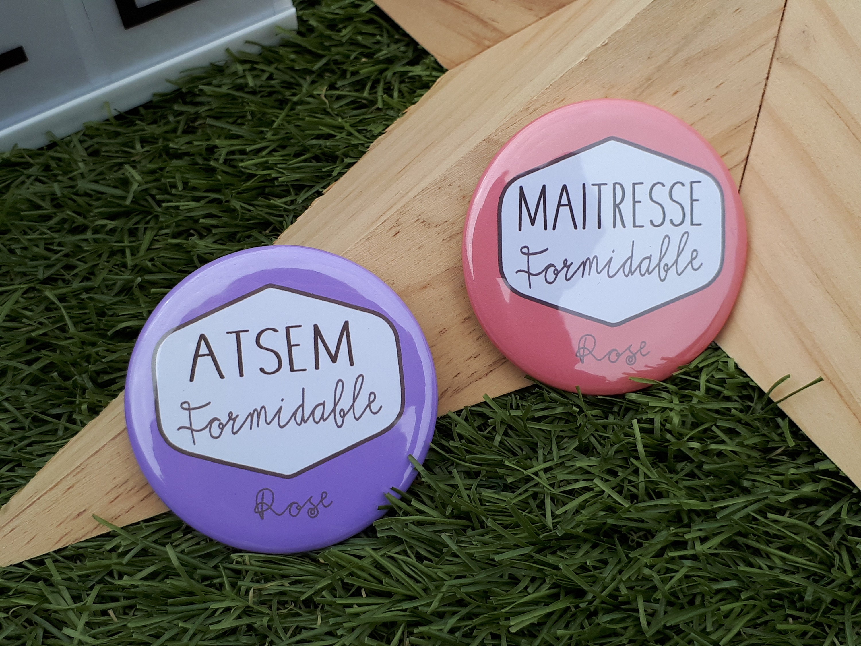 Atsem et Maîtresse Formidable - 2 Magnets 56mm Personnalisable Parme Rose Flashy