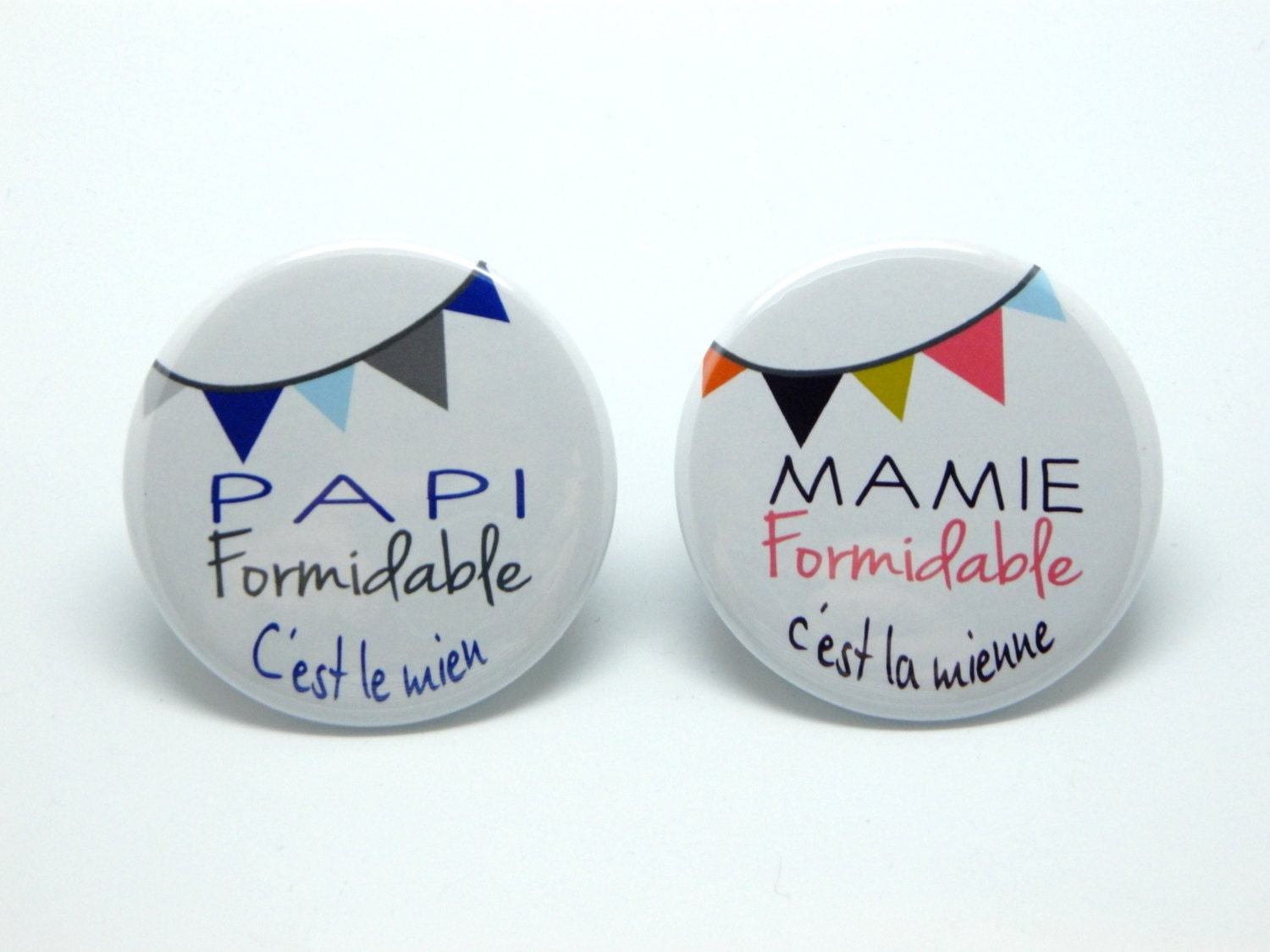 Lot de 2 Magnets 56mm Personnalisables - Spécial Papi et Mamie Formidables à Fanions