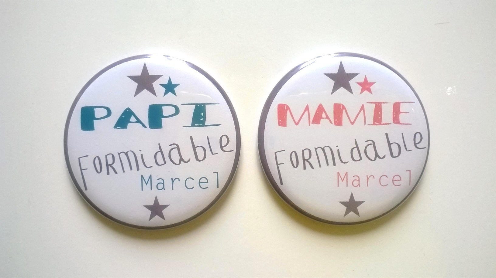 Special Papi Mamie Formidable - Lot de 2 Magnets 56mm Corail et Bleu Canard