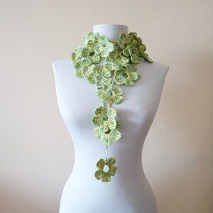 Gehaakte bloemensjaal, groene lange sjaal, bloemen lasso sjaal, bloemenketting, damesaccessoires, groen gele sjaal, handgemaakte lasso sjaal