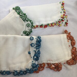 Cachecol qauze branco com detalhes em contas vermelhas, cachecol com acabamento floral em crochê com miçangas azuis, conjunto de 4