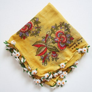 Gelber Baumwollschal mit Blumendruck und Häkelblumen, aus der Region Adana