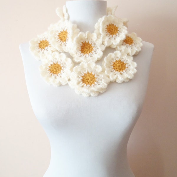Handcrochet neckwarmer, floral neckwarmer, Creamy scarf floral woolneckwarmer, creamy wool neckwarmer, flowered neckwarmer, cream wool scarf