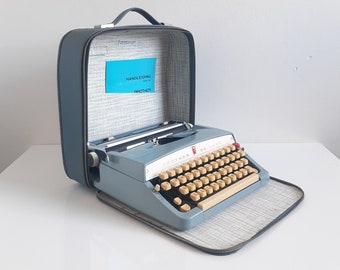 Vintage Typewriter, 1950s Brother suitcase typewriter, typewriter in suitcase, Brother De Luxe