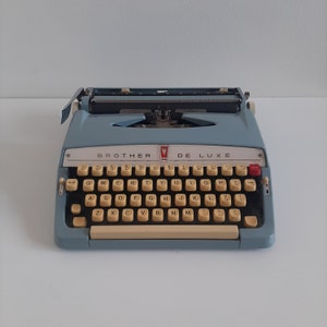 Vintage Typewriter, 1950s Brother suitcase typewriter, typewriter in suitcase, Brother De Luxe image 4
