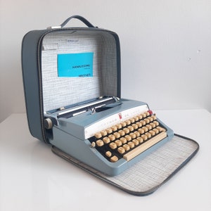 Vintage Typewriter, 1950s Brother suitcase typewriter, typewriter in suitcase, Brother De Luxe image 2
