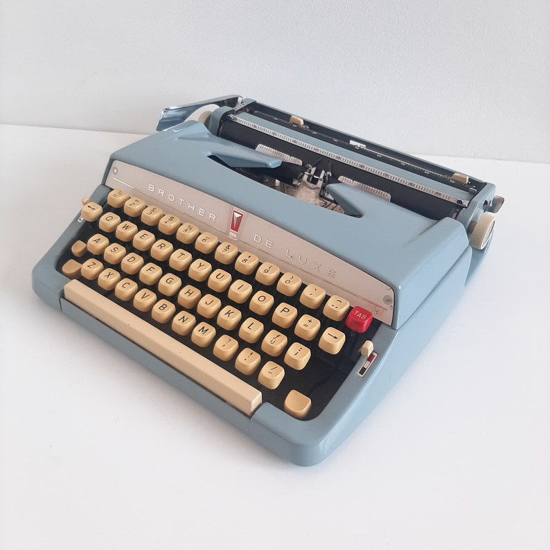 Vintage Typewriter, 1950s Brother suitcase typewriter, typewriter in suitcase, Brother De Luxe image 5