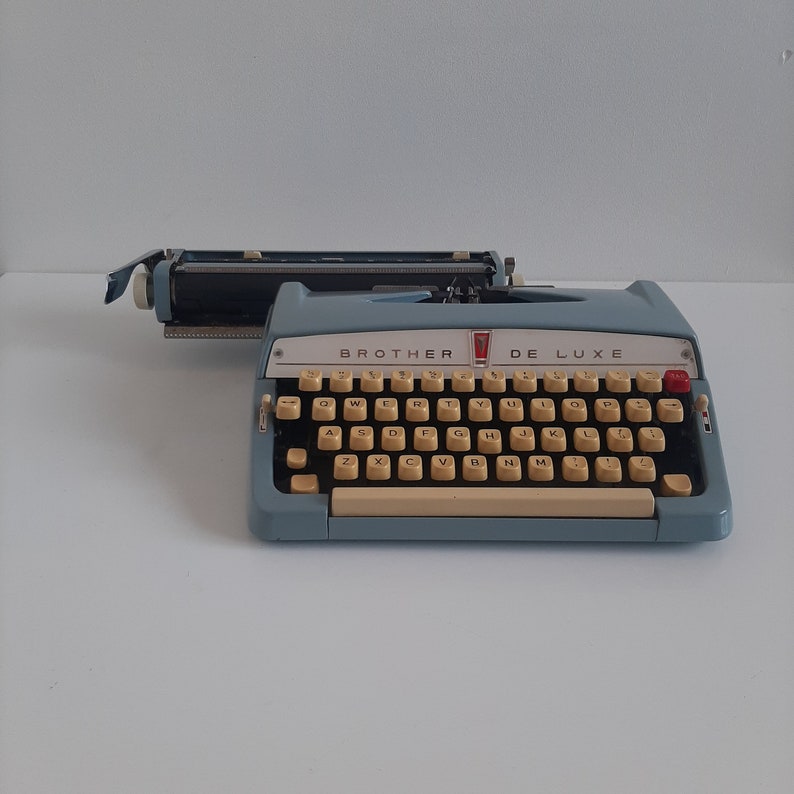 Vintage Typewriter, 1950s Brother suitcase typewriter, typewriter in suitcase, Brother De Luxe image 8