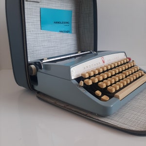 Vintage Typewriter, 1950s Brother suitcase typewriter, typewriter in suitcase, Brother De Luxe image 3