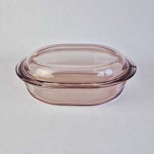 Può includere: Un set di tre tazze in ceramica con finitura opaca e macchiettata. Le tazze sono nei toni del crema, grigio chiaro e grigio scuro. Ogni tazza ha un design semplice e minimalista, perfetto per caffè o tè.