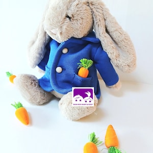 Handgemaakt blauw konijnenjasje, pluche konijnenkleding, wortelrek