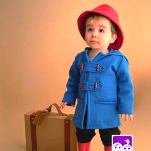 Disfraz infantil de abrigo azul bebé y sombrero rojo para fotografía del Día Mundial del Libro