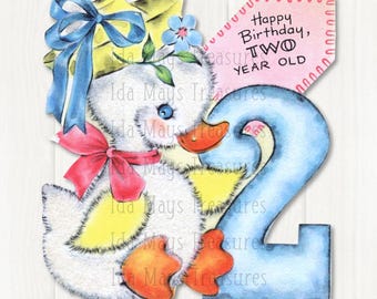 Può includere: Un'illustrazione ad acquerello di un anatroccolo bianco con una cuffietta gialla, un fiocco blu e un nastro rosso al collo. L'anatroccolo è accanto a un grande numero due blu. Un'etichetta rosa riporta Happy Birthday, TWO YEAR OLD.