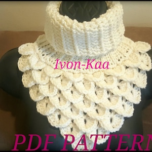 Puede incluir: Cuello de ganchillo blanco con borde festoneado. El cuello se muestra en un maniquí. El texto "Ivon-Kaa PDF PATTERN" es visible en la parte inferior de la imagen.