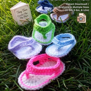 Könnte beinhalten: Ein digitales PDF-Muster für gehäkelte Flip-Flops mit dem Titel Tiny Toes Crochet Flip-Flops, das Anleitungen für die Größen 0-3m, 3-6m und 6-12m enthält. Das Bild zeigt fünf Paare kleiner gehäkelter Sandalen in Pink, Blau, Grün, Braun und Marineblau.