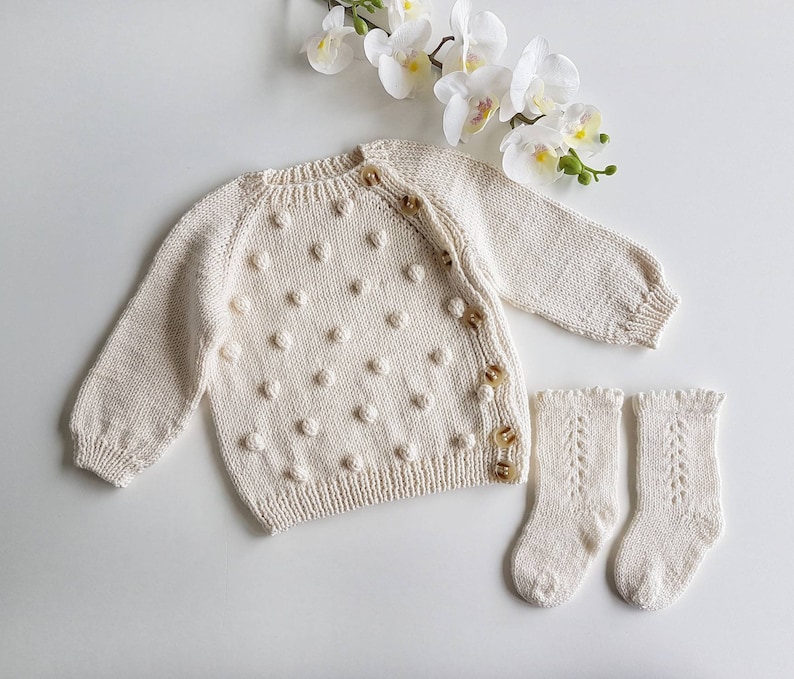 Cárdigan de bebé de palomitas de maíz LISTO PARA ENVIAR tamaño 1-6 m, cárdigan de bebé, regalo de bebé, palomitas de maíz unisex con calcetines, suéter de bebé, traje de regreso a casa imagen 1