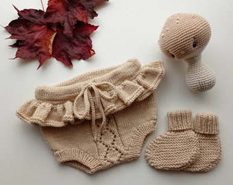 Conjunto de bebés de punto bloomers, botas, juguete / Caja de regalo para bebés / Juego de bebés y juguete de hongos / Knit baby romper / Traje de niñas / Juego de baby shower