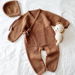 KLAAR VOOR VERZENDING, outfit voor thuiskomst baby-wrap-overall voor pasgeborenen met muts-cadeau voor pasgeborene-zwangerschapsaankondiging- gebreide wikkeljumpsuit