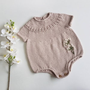 Gebreide babyromper met borduurwerk - READY-TO-SHIP, 3-6 maanden - handgemaakte rompertjes - pasgeboren romper - Babymeisje romper met ronde juk - Baby bodysuit