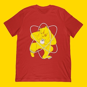 Op de afbeelding: Rood t-shirt met een gele berenillustratie die een witte bol vasthoudt in een wit atoomteken. De beer zit gehurkt. De achtergrond is geel.