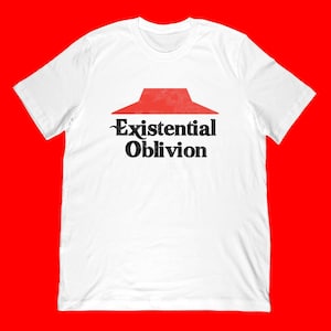 Könnte beinhalten: Weißes T-Shirt mit roter Grafik über den schwarzen Worten "Existential Oblivion". Die Grafik ähnelt einem stilisierten Dach. Das Shirt besteht aus weichem Material und hat einen Rundhalsausschnitt.