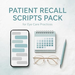 Op de afbeelding: Een digitaal product getiteld PATIENT RECALL SCRIPTS PACK for Eye Care Practices, met een smartphone met grijze en blauwe tekstballonnen, een spiraalgebonden bureaukalender met blauwe vierkantjes, een goudkleurige bril en een blauwe pen.