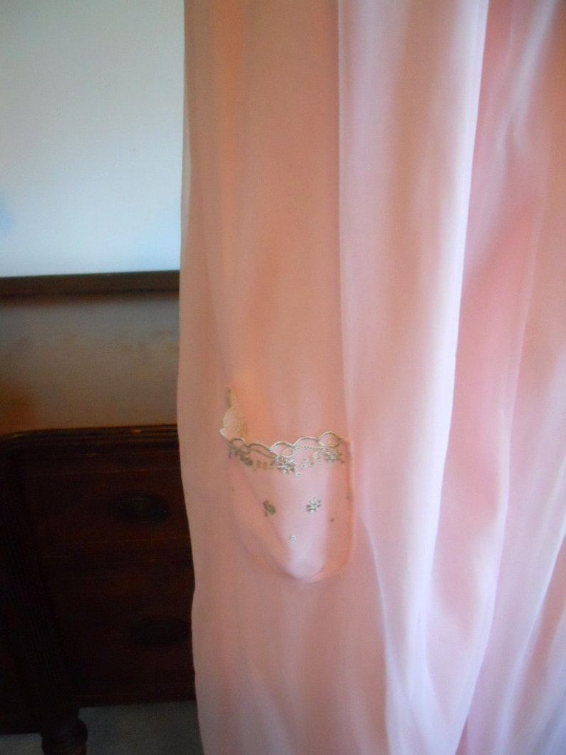 Vintage 1960/'s Pink Peignoir ~ Vintage Pink Negligee ~ Pink Double Nylon Chiffon ~ Puff Sleeves ~ Embroidered Nightgown ~ Pink Nightgown