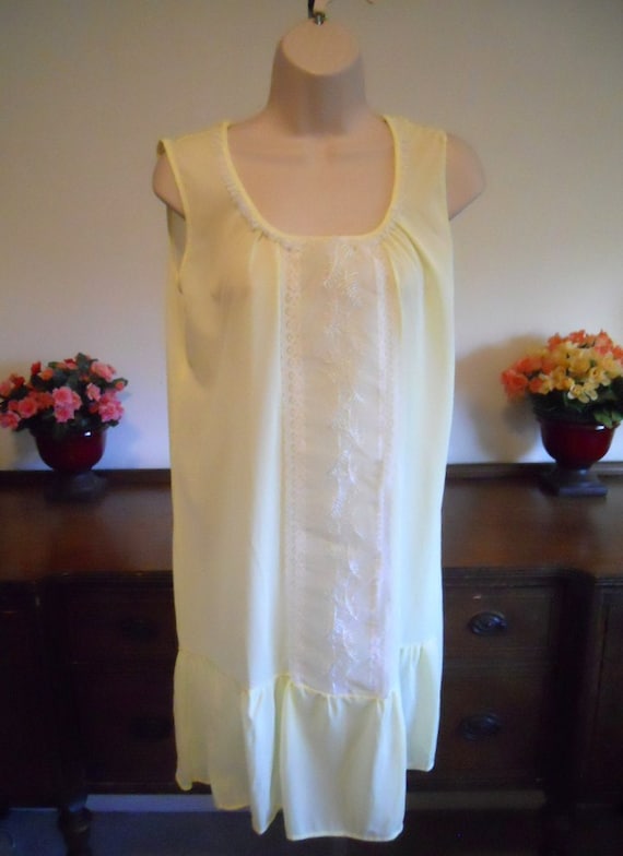 Vintage Yellow Lacy Nightgown ~ Mid Length Yellow… - image 2