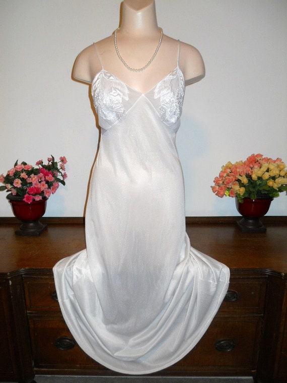 Vintage 1980's Silky White Nightgown ~White Nylon N… - Gem