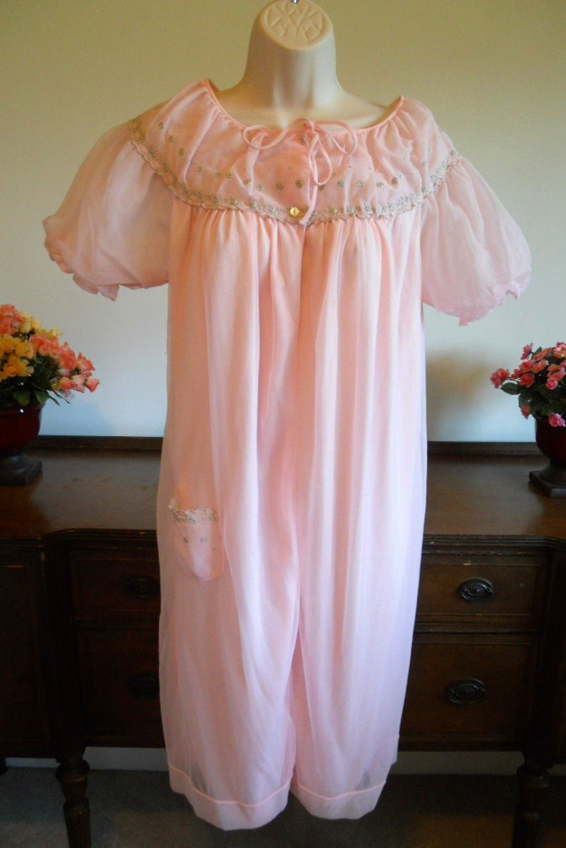 Vintage 1960/'s Pink Peignoir ~ Vintage Pink Negligee ~ Pink Double Nylon Chiffon ~ Puff Sleeves ~ Embroidered Nightgown ~ Pink Nightgown