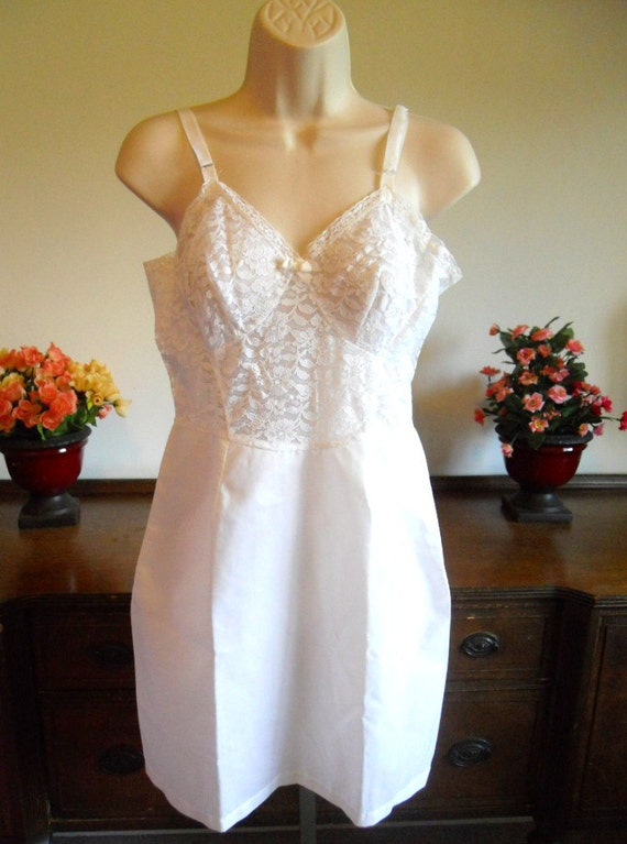 Vintage 1950's White Full Slip ~ 15" Metal Zippe