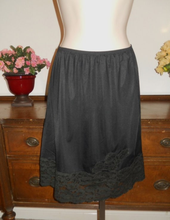 Vintage Harvey Woods Lacy Black Half Slip Pettico