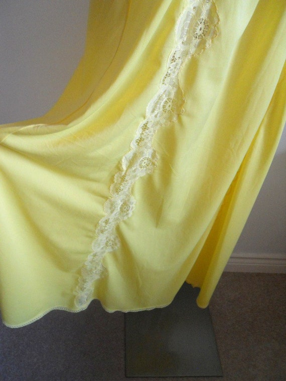 Vintage Lacy Yellow Peignoir Set ~ 1970's Corolle… - image 5