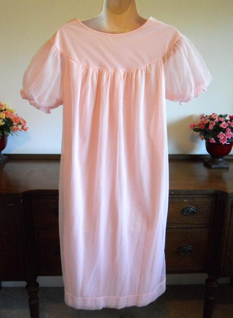 Vintage 1960/'s Pink Peignoir ~ Vintage Pink Negligee ~ Pink Double Nylon Chiffon ~ Puff Sleeves ~ Embroidered Nightgown ~ Pink Nightgown