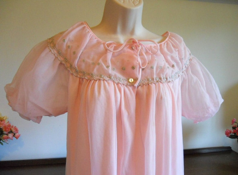 Vintage 1960/'s Pink Peignoir ~ Vintage Pink Negligee ~ Pink Double Nylon Chiffon ~ Puff Sleeves ~ Embroidered Nightgown ~ Pink Nightgown