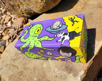 Caja de madera de roble pintada a mano: Diseño de extraterrestres contra dragones