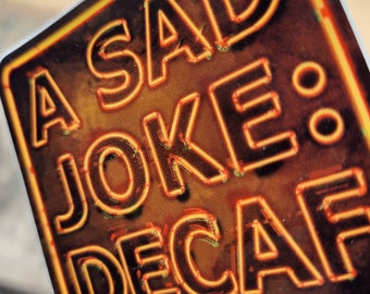 Pegatina de café descafeinado con chiste triste: regalo divertido para los amantes del café