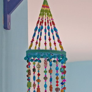 Campana de viento boho colorida única con campanas de latón y cuentas de vidrio