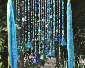 Kralengordijn met glazen spoppen Messing Bells en stof Kwastjes - Boho Decor Wall Hanging Art - Handgemaakte Boho raambehandeling