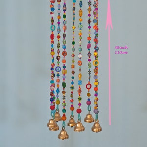 Móvil bohemio colorido con cuentas y cascabeles de latón