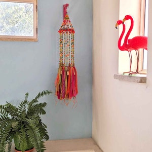 Móvil bohemio de cuentas con cascabeles de latón y borlas de tela
