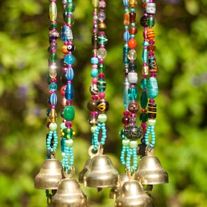 decoración única para el hogarMóvil de cuentas bohemio colorido con campanas de latón