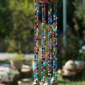 Decoración única para el hogar. Atrapasol móvil con cuentas boho colorido con campanas de latón.
