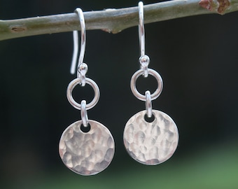 Boucles d'oreilles pendantes en argent à disque martelé • Boucles d'oreilles pendantes en argent massif • Bijoux contemporains