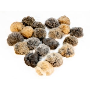 Juguete para gatos con bolas planas de pelo de conejo rellenas de hierba gatera *un par de bolas* / Hecho a mano en el Reino Unido / Cantidad limitada