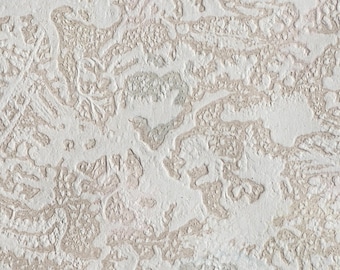 Vintage MCM Papiertapete - Beige Creme Taupe Strukturierter Abstrakter Wellen Monotoner Druck mit einem Dezenten Glitzer-Finish - Verkauf als Meterware oder als Rolle