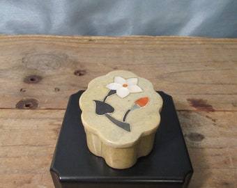 Alabaster Box, Jewelry Box. Trinket Box, Coin Box, Gift, Beige With Inlays in Lid, Flower Inlay, Vintage, 1980's, India