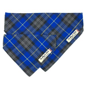 Peut inclure: Deux bandanas pour chien en tissu &eacute;cossais bleu, gris et jaune avec une &eacute;tiquette blanche indiquant "Barkley & Fitch Canine Outfitters".